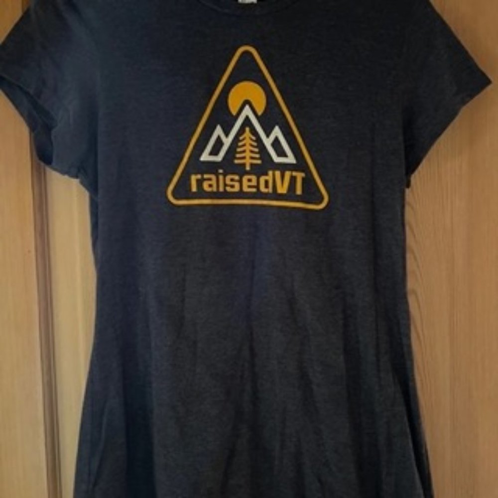 Unique Women’s “raisedVT” short-sleeved shirt Large
